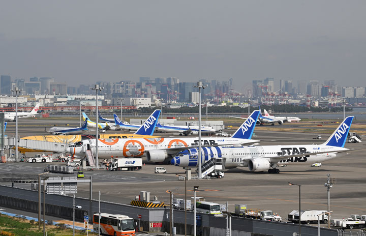 ANA、羽田にスターウォーズ特別塗装3機並ぶ BB-8最終日、初便は767に