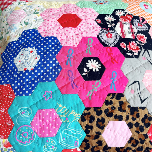 D パッチワークキルトのクッションカバー 45cm角サイズ ヘキサゴン