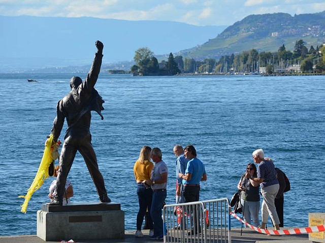 写真】似てる？似てない？フレディの銅像とクイーンの記念館：朝日新聞