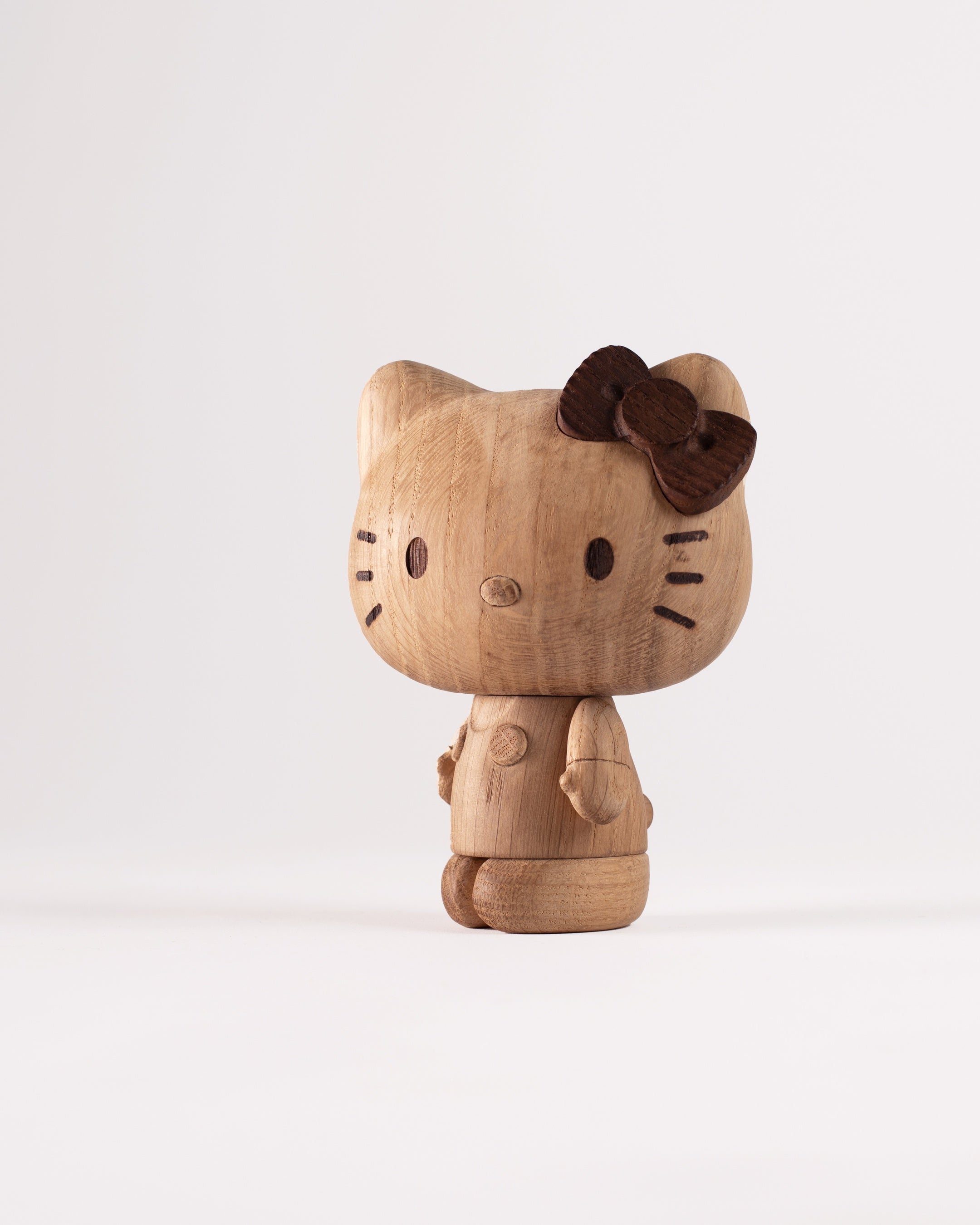 全世界1,000点限定】ハローキティ誕生50周年を記念した木製デザイン