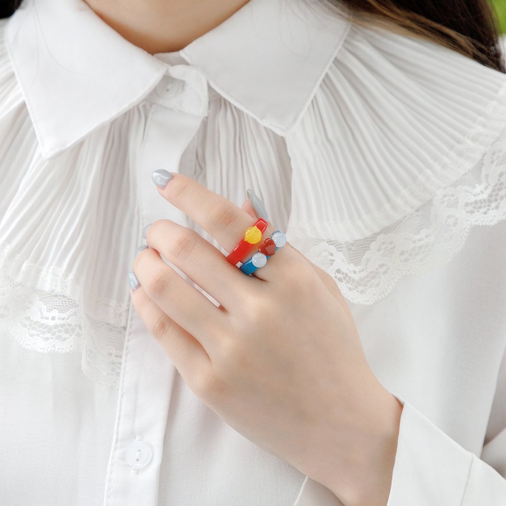 ドラえもんの手と首輪をモチーフにしたポップなデザインのリングや